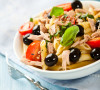 Nudelsalat mit Oliven und Thunfisch in italienischer Variante – nicht nur für Fischliebhaber
