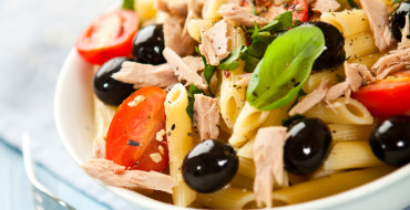 Nudelsalat mit Oliven und Thunfisch in italienischer Variante – nicht nur für Fischliebhaber